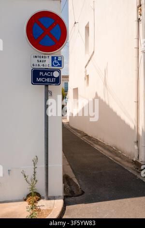 Place Michelet à St Georges de Didonne, Charente-Maritime, Nouvelle-Aquitaine, France, avec un panneau de sens interdit, des maisons résidentielles et un vent fort Banque D'Images