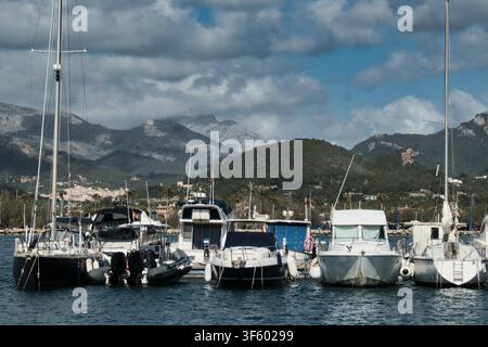 Yachts et bateaux ancrés dans le bassin du port de Port d'Andratx avec des montagnes pittoresques sous un ciel nuageux à Majorque, Espagne Banque D'Images