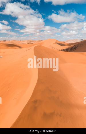 Crête de dune en forme de lame aérienne à Sossusvlei, désert du Namib, Namibie Banque D'Images
