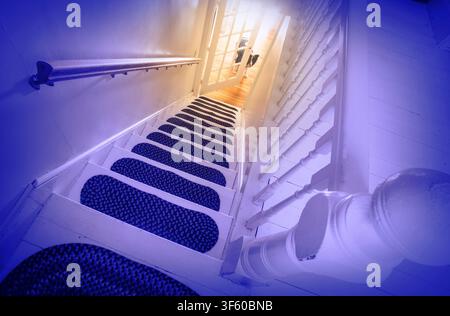 Escaliers dans une maison de 100 ans. Banque D'Images