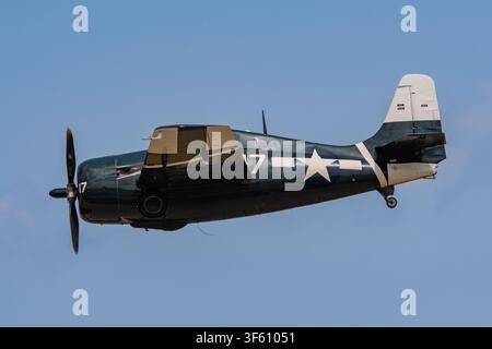 Oshkosh, WI - 25 juil. 2026. Avion de chasse de la Seconde Guerre mondiale Grumman F6F-5 Hellcat 17 (BuNo 93879-N100FC) effectuant une démonstration aérienne à l'aéroport régional de Wittman d'Oshkosh Banque D'Images