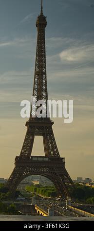 Vue en pied de la tour Eiffel s'élevant au-dessus du pont d'Iéna et du Champ de Mars pendant l'heure dorée en fin d'après-midi. Banque D'Images