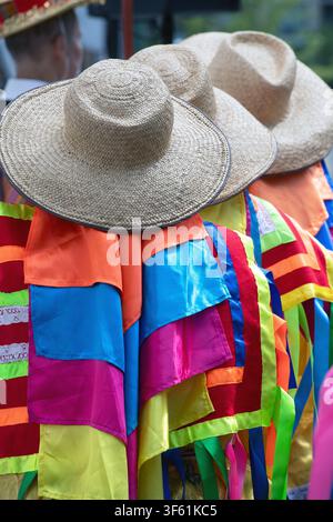 Artistes au Festival du Patrimoine de Calgary portant un costume tiliche, un costume de carnaval traditionnel et vibrant de Putla Villa de Guerrero à Oaxaca Banque D'Images