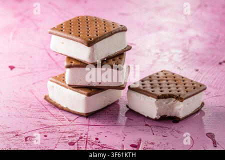 Délicieux sandwichs glacés sur table rose Banque D'Images