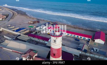 Vue aérienne du phare historique de Jamestown avec des rayures rouges et blanches, situé le long de la côte atlantique avec des bâtiments voisins à Accra, Gre Banque D'Images