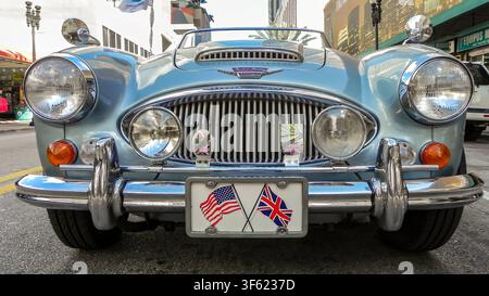Un plan rapproché à faible angle de face d'une voiture de sport classique Austin-Healey 3000 Mk III vintage bleu clair garée dans une rue du centre-ville de Miami, en Floride. Th Banque D'Images