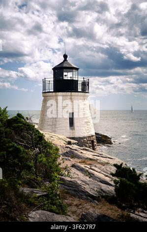Phare de Castle Hill, Newport, Rhode Island, ciel nuageux, des voiliers en arrière-plan Banque D'Images