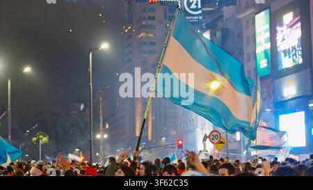 Buenos Aires, Argentine – 19 juillet 2026 : Vue sur les fans de football célébrant à l'Obelisco sur l'avenue 9 de Julio lors d'une fête de rue, avec l'Argenti Banque D'Images