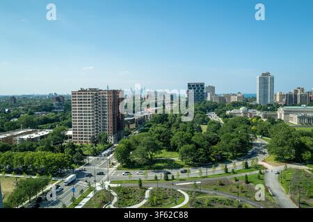 Vue élevée sur les arbres de Jackson Park, les tours résidentielles de Hyde Park et la ligne d'horizon lointaine depuis la salle du ciel du Centre présidentiel Obama Banque D'Images
