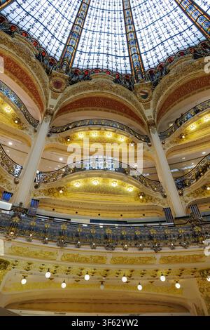 Dôme en verre orné et balcons à l'intérieur d'une galerie commerciale de luxe historique Banque D'Images
