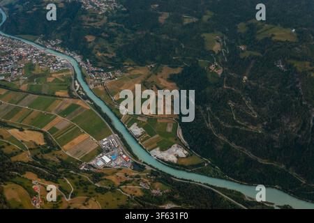 Vue aérienne de l'Inn serpentant à travers la vallée verdoyante et luxuriante du Tyrol, entourée de montagnes alpines, de champs agricoles et de petites colonies Banque D'Images