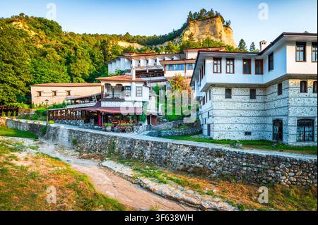 Vue panoramique estivale des maisons blanches traditionnelles et des falaises de grès dans la ville historique de Melnik, en Bulgarie. Banque D'Images