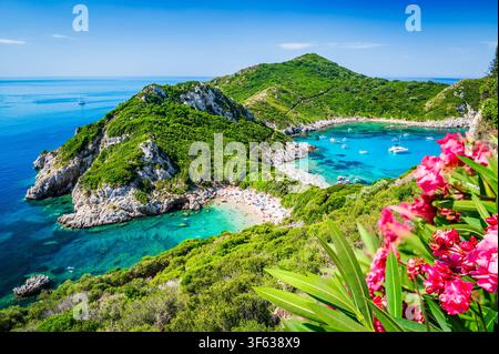 Vue panoramique aérienne de la double plage de Porto Timoni avec une eau turquoise cristalline à Corfou, Grèce Banque D'Images