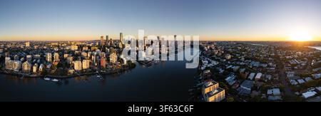 Vue aérienne au coucher du soleil de la ville de Brisbane et de la rivière Brisbane en Australie Banque D'Images