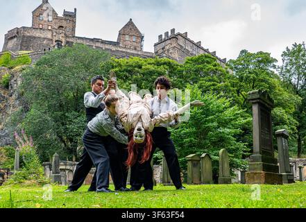 Cimetière de St Cuthbert, Édimbourg, Écosse, Royaume-Uni, 05 août 2026, Dracula – Le Rêve de Lucy au Festival Fringe d’Édimbourg : Avec une mise en scène de marionnettes grandeur nature inquiétante, Le Rêve de Lucy propose une vision gothique des morts-vivants dans le cimetière de St Cuthbert. Les artistes et les marionnettes brouillent les frontières entre humain et surnaturel. De la compagnie primée Plexus Polaire, il s’agit d’une réimaginaire hypnotique du classique de Bram Stoker. Crédit : Sally Anderson/Alamy Live News Banque D'Images