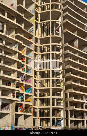 2026.06.27, Budva, Monténégro : chantier en construction avec grue et acier béton dans un environnement urbain, actif industriel en contre-plongée vi Banque D'Images