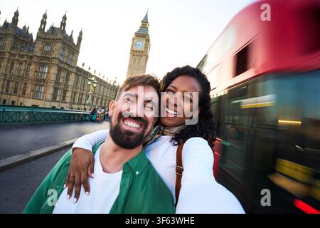 Jeun couple heureux prenant un selfie près de Big Ben à Londres Banque D'Images
