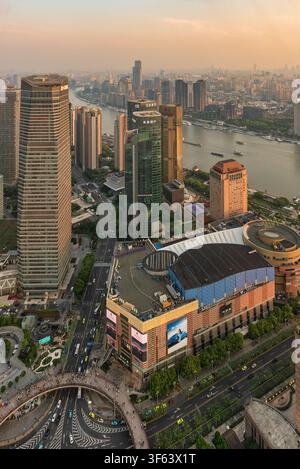 Vue depuis la plateforme d'observation de la tour Perle de l'Orient sur le quartier financier de Lujiazui à Shanghai, en Chine, pendant l'heure dorée Banque D'Images