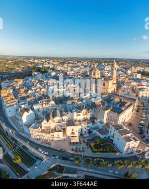 Vue panoramique aérienne du centre historique de Locorotondo à l'heure dorée, mettant en vedette la Chiesa Madre di San Giorgio Martire, Locorotondo, province de Bari, Valle d'Itria, Pouilles, Italie Banque D'Images