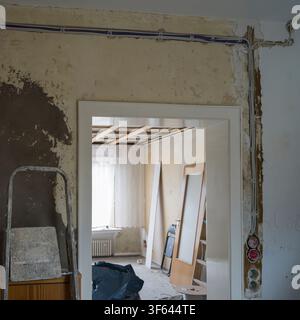 L'appartement est en cours de rénovation ; emplacements pour le câblage électrique ; prises exposées non plâtrées ; rénovation ; bâtiment ancien Banque D'Images