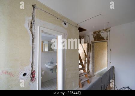 L'appartement est en cours de rénovation ; emplacements pour le câblage électrique ; prises exposées non plâtrées ; rénovation ; bâtiment ancien Banque D'Images