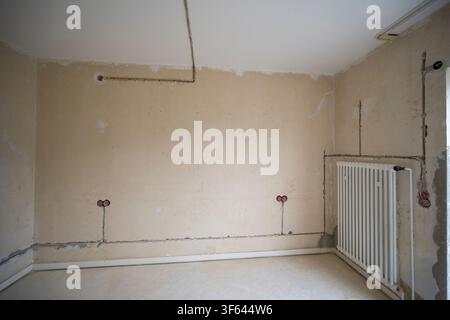 L'appartement est en cours de rénovation ; emplacements pour le câblage électrique ; prises exposées non plâtrées ; rénovation ; bâtiment ancien Banque D'Images