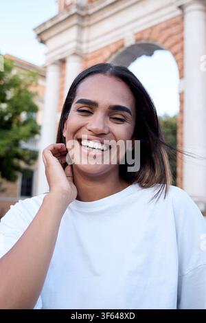 Jeune femme latino-américaine souriante devant porta pia à rome Banque D'Images