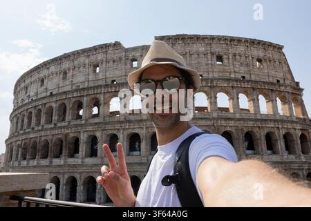 Touriste heureux visitant le Colisée à Rome, Italie - Jeune homme prenant un selfie devant un célèbre monument italien - Concept de voyage et de vacances Banque D'Images