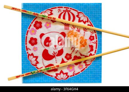 Nigiri de crevettes royales sur serviette avec baguettes isolées sur fond blanc Banque D'Images