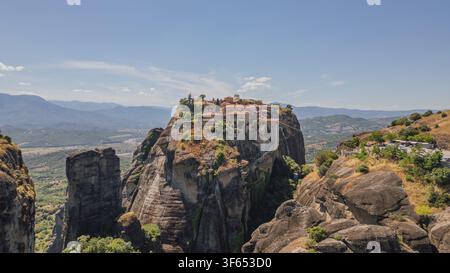 Vue par drone du monastère du Grand Météoron construit au sommet d'une formation rocheuse massive à Météores, en Grèce, un célèbre site orthodoxe et une destination touristique Banque D'Images