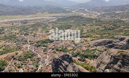 Vue aérienne élevée du village de Kastraki avec des toits de tuiles rouges et la vallée verte de Thessalie entourée de piliers rocheux du Méteora en Grèce pour des voyages de vacances ba Banque D'Images