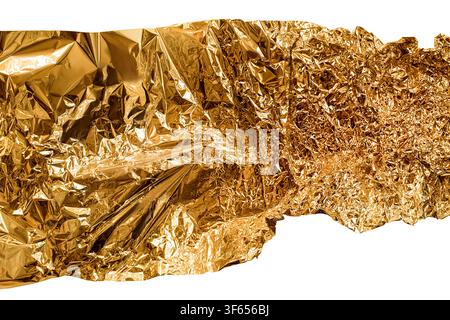 Morceau de papier d'aluminium doré froissé en gros plan sur fond blanc Banque D'Images