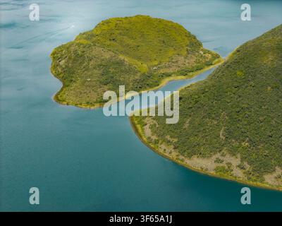Vue aérienne de la Laguna de Cuicocha avec ses îles vertes luxuriantes et ses eaux bleu profond du lac de cratère, Cotacachi, Imbabura, Équateur. Banque D'Images