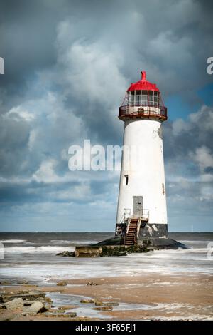 Le phare historique de Point of Ayr se dressant sur la plage de Talacre sous des nuages orageux dramatiques, Flintshire, Pays de Galles du Nord, Royaume-Uni. Voyage, Tourisme Banque D'Images