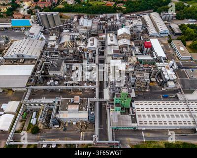 Vue aérienne de l'usine de mouillage du maïs Roquette Italia présentant une infrastructure industrielle, des tuyauteries complexes, des silos de stockage et des bâtiments d'usine en Banque D'Images