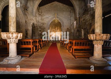 Intérieur ancien d'église avec autel et tapis rouge. Série d'églises d'Allariz. Banque D'Images