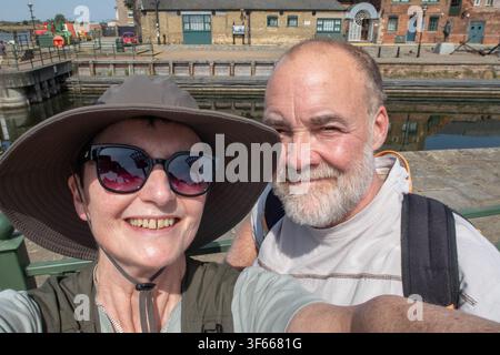 Des personnes âgées prenant des selfies risqués lors d'une excursion d'une journée à King's Lynn Banque D'Images