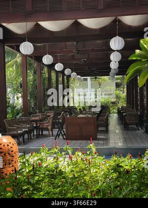 Terrasse de restaurant tropical en plein air décorée de lanternes en papier. Charmante terrasse de restaurant en plein air présentant une architecture en bois, papier suspendu Banque D'Images