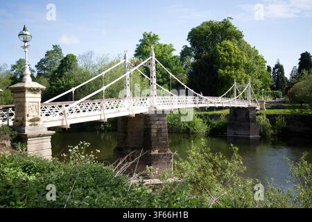 Le pont Victoria historique en fonte s'étend sur la rivière Wye, entouré d'arbres verts luxuriants à Hereford, dans le Herefordshire. Banque D'Images