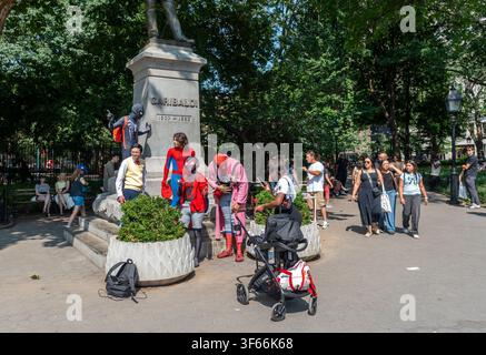 Personnages déguisés sur le thème Marvel se préparent à poser pour des photos dans Washington Square Park à New York le samedi 25 juillet 2026. (© Richard B. Levine) Banque D'Images