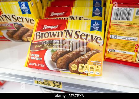 Produit de viande pour petit-déjeuner Banquet Brown N Serve Original, saucisses entièrement cuites, sur une étagère de magasin d'alimentation Banque D'Images