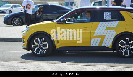 Bourgas, Bulgarie – 20 septembre 2025 : Véhicule électrique jaune Renault 5 E-Tech exposé lors d'un défilé de véhicules électriques avec un code QR et une autre voiture Banque D'Images