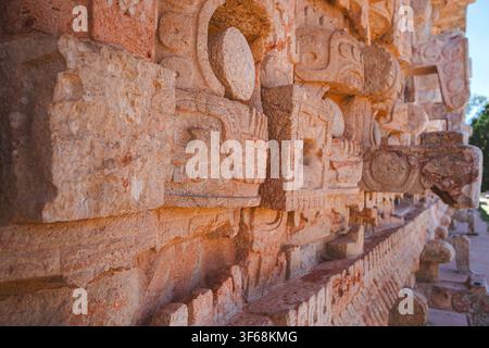 Les sculptures anciennes en pierre brillent sous la lumière chaude du soleil. Des motifs circulaires et géométriques ornent les murs érodés. Les détails révèlent un artisanat et un design sacré. H Banque D'Images
