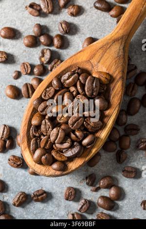 Café brut brun biologique en grains en tas Banque D'Images