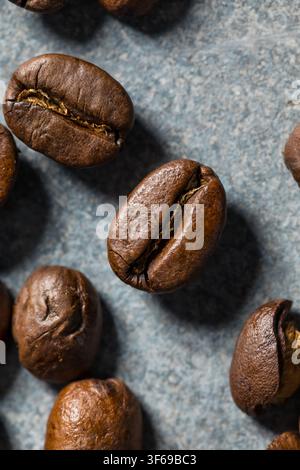 Café brut brun biologique en grains en tas Banque D'Images