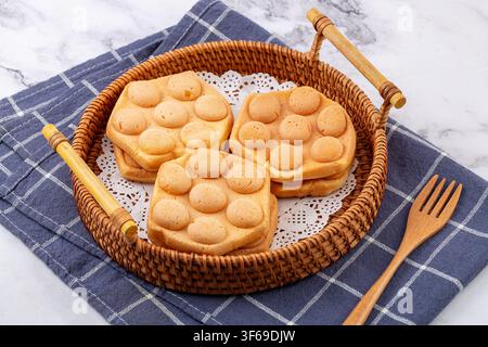 Gâteaux moelleux à bulles d'œufs dorés, bouchées de pâte à génoise légères Banque D'Images