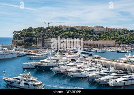 Monte Carlo, Monaco, 2 mai 2026. Superyacht de luxe amarré dans la marina de Port Hercule sous Monaco-Ville Banque D'Images