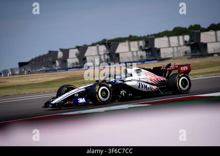 Sergio Perez (MEX) (Cadillac F1 Team) lors de la séance d'entraînement libre 1 du Grand Prix de Grande-Bretagne Pirelli de Formule 1 2026 sur le circuit de Silverstone Banque D'Images