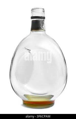 Bouteille de verre vide de brandy posée sur fond blanc Banque D'Images