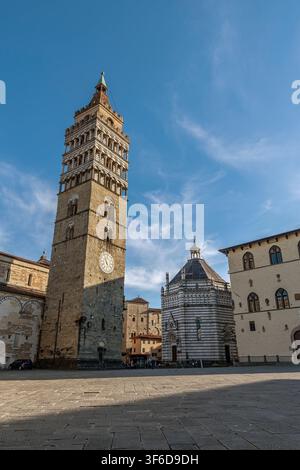 La belle Piazza del Duomo à Pistoia, en Italie, dans un moment de tranquillité Banque D'Images